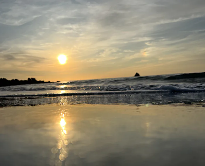 Vague sur uen plage en contre-plongée
